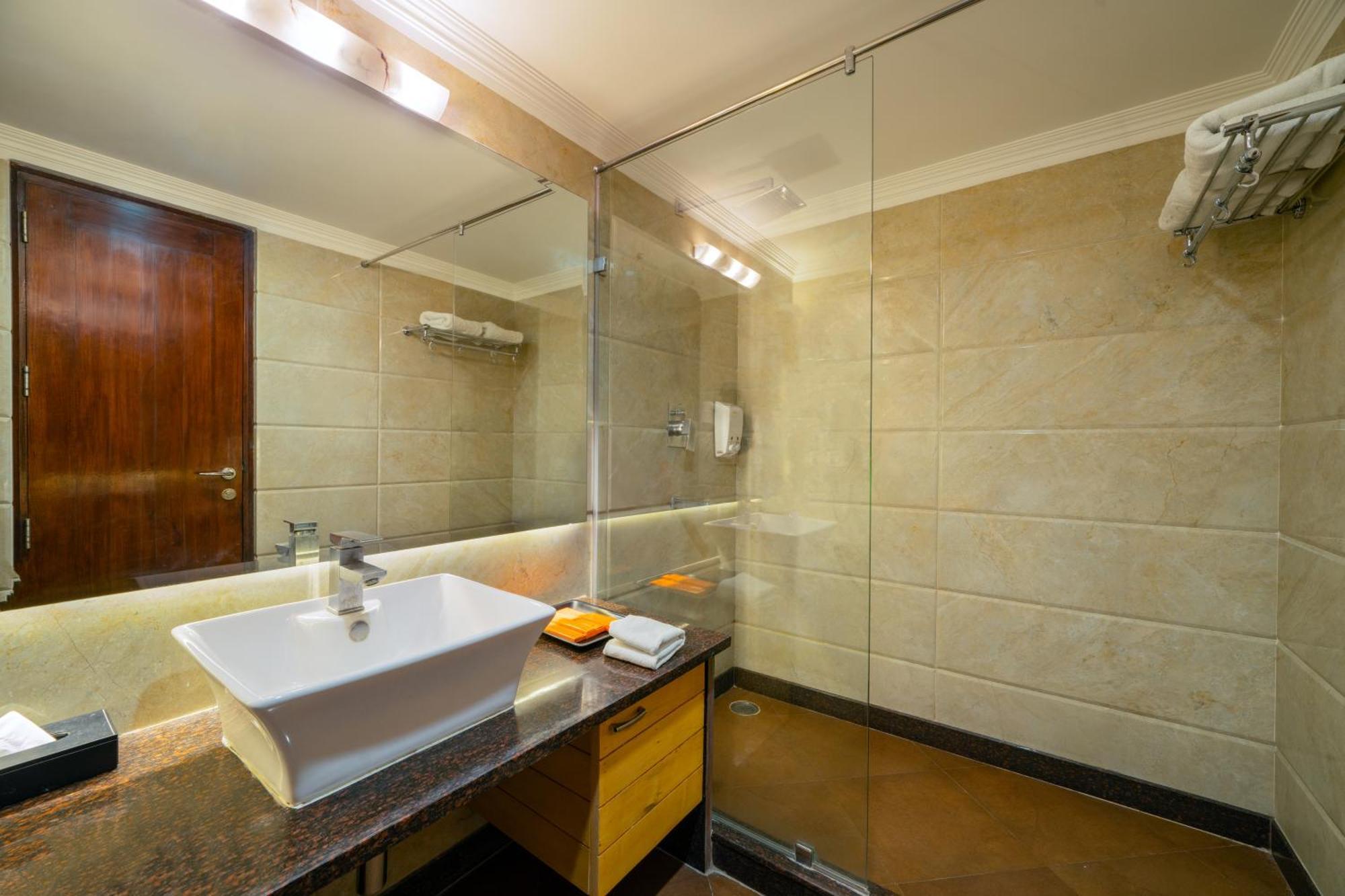 Hotel Saffron Leaf Dehradun Luaran gambar